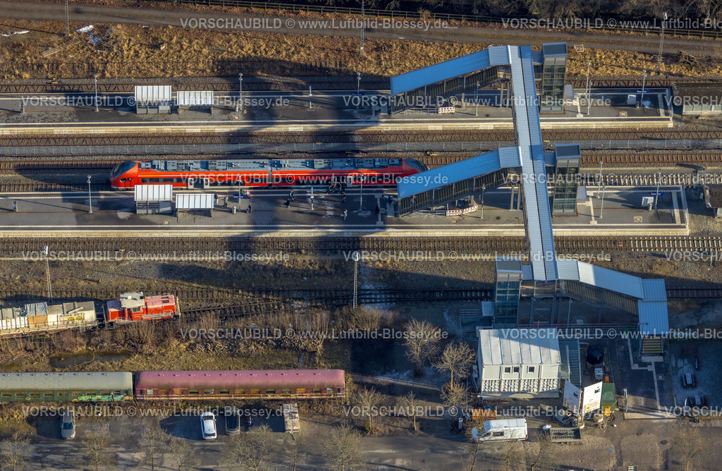 Brilon260104756 | Luftbild, S-Bahn am Bahnhof Brilon-Wald mit Fußgängerbrücke zu den einzelnen Bahnsteigen, Brilon-Wald, Brilon, Sauerland, Nordrhein-Westfalen, Deutschland