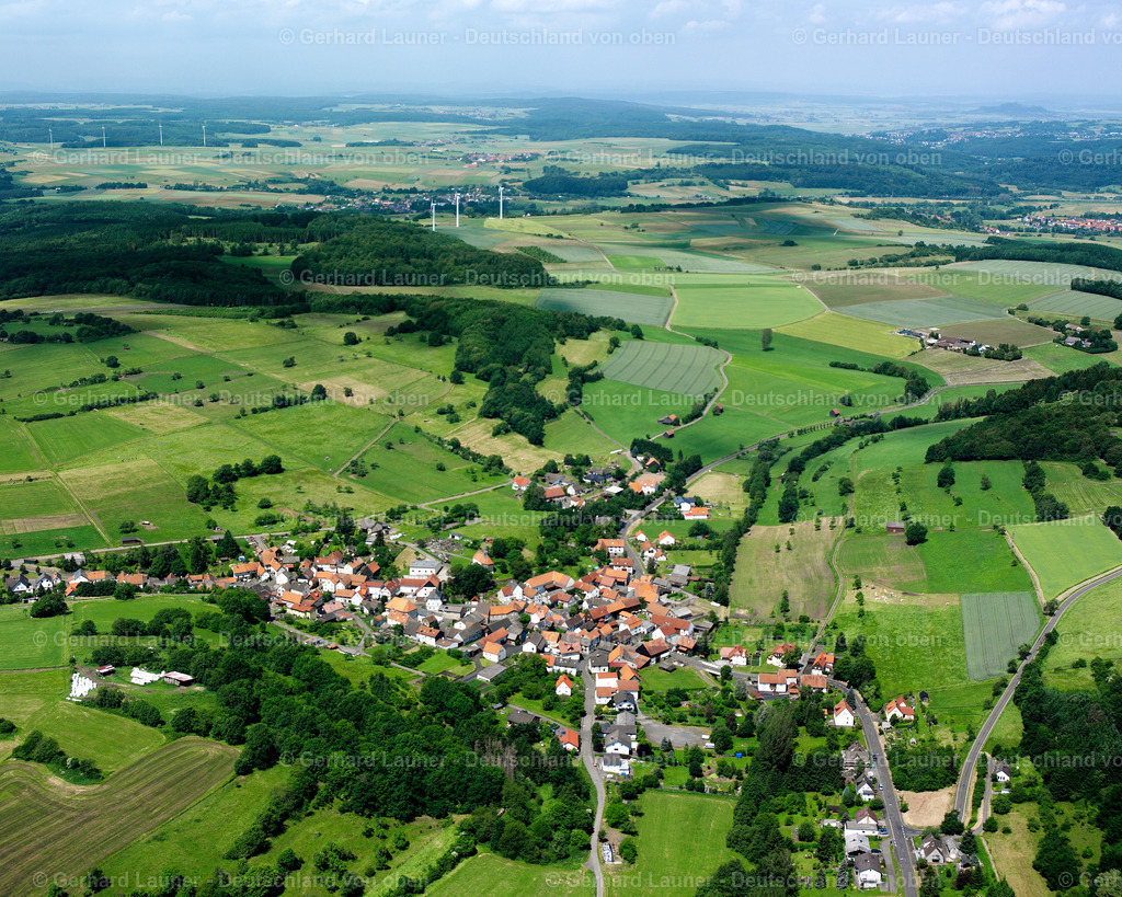 2614552 | ELPENROD 09.06.2006 Landwirtschaftliche Nutzflächen und Feldgrenzen  umsäumen das Siedlungsgebiet des Dorfes in Elpenrod im Bundesland Hessen, Deutschland // Agricultural land and field boundaries surround the settlement area of the village  in Elpenrod in the state Hesse, Germany Foto: Gerhard Launer