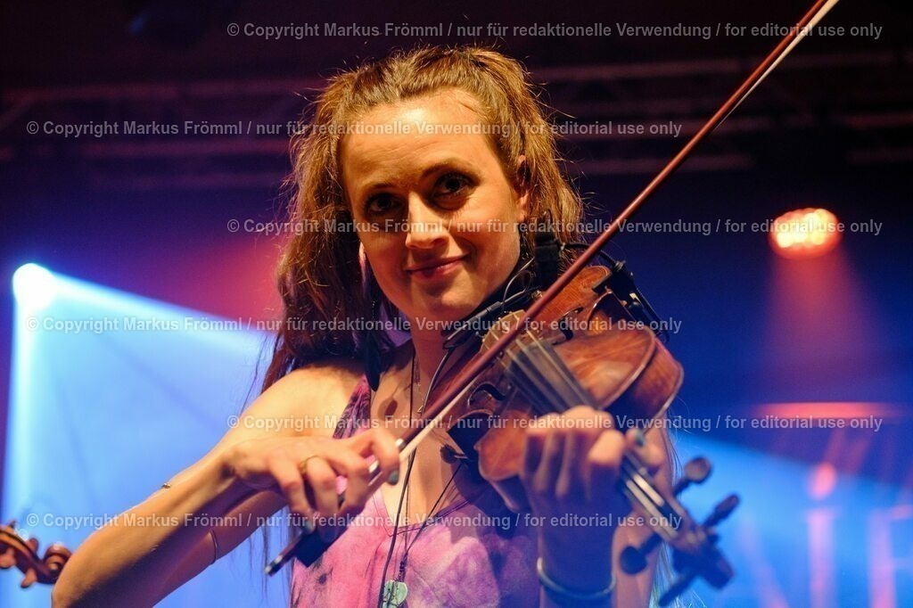 20230728-helen-maier-and-the-folks-042 | Helen Maier &amp; The Folks am Luzern Live Festival. Am Freitag 28. Juli 2023 im Hotel Schweizerhof in Luzern. Helen Maier — Violine / Alexander Graf — Violine, Bratsche / Andreas Gut — Akkordeon / Theo Känzig — Gitarre / Jonas Künzli — Kontrabass / Adrian Böckli — Schlagzeug, Percussion. Foto: Markus Frömml