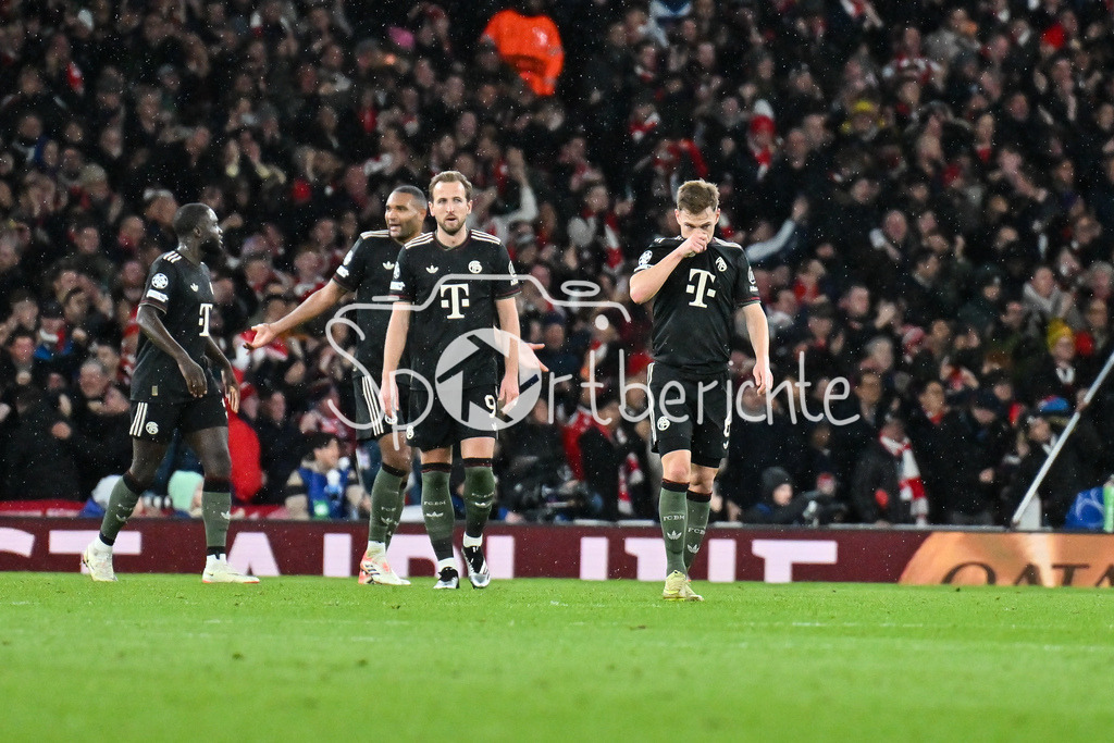 Arsenal FC - FC Bayern München | LONDON, ENGLAND - 26. NOVEMBER: hängende Köpfe der Bayern nach dem Treffer zum 1-0 durch Jurrien TIMBER (Arsenal FC 12) / Tor / Torschuetze / Freude / Happy beim Ligaspiel zwischen Arsenal London und dem FC Bayern München am 5. Spieltag der UEFA Champions League im Emirates Stadium am 26.11.2025