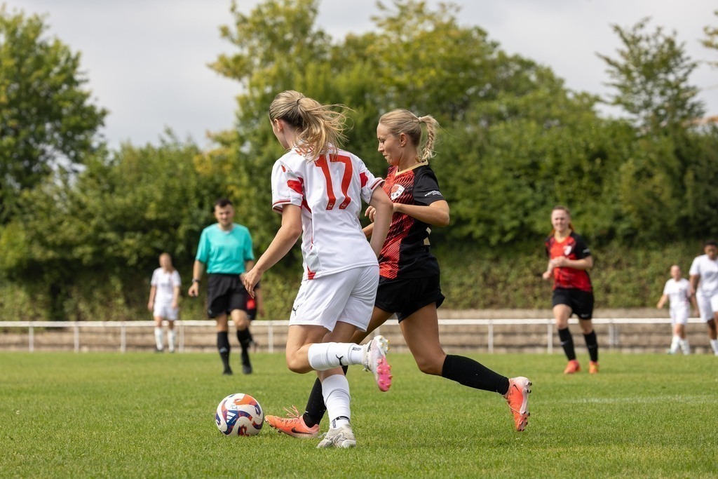 Fußball I FRAUEN I Saison 2025-2026 I Freundschaftsspiel I SGM Alfdorf-Mögglingen - 1FC Heidenheim 1846 I_250817_7572 | Fotopresso – Sportfotografie in Heidenheim & Umgebung. Professionelle Sportfotografie für unvergessliche Momente. Dynamische Action-Shots, emotionale Szenen & hochwertige Bilder. - Realisiert mit Pictrs.com