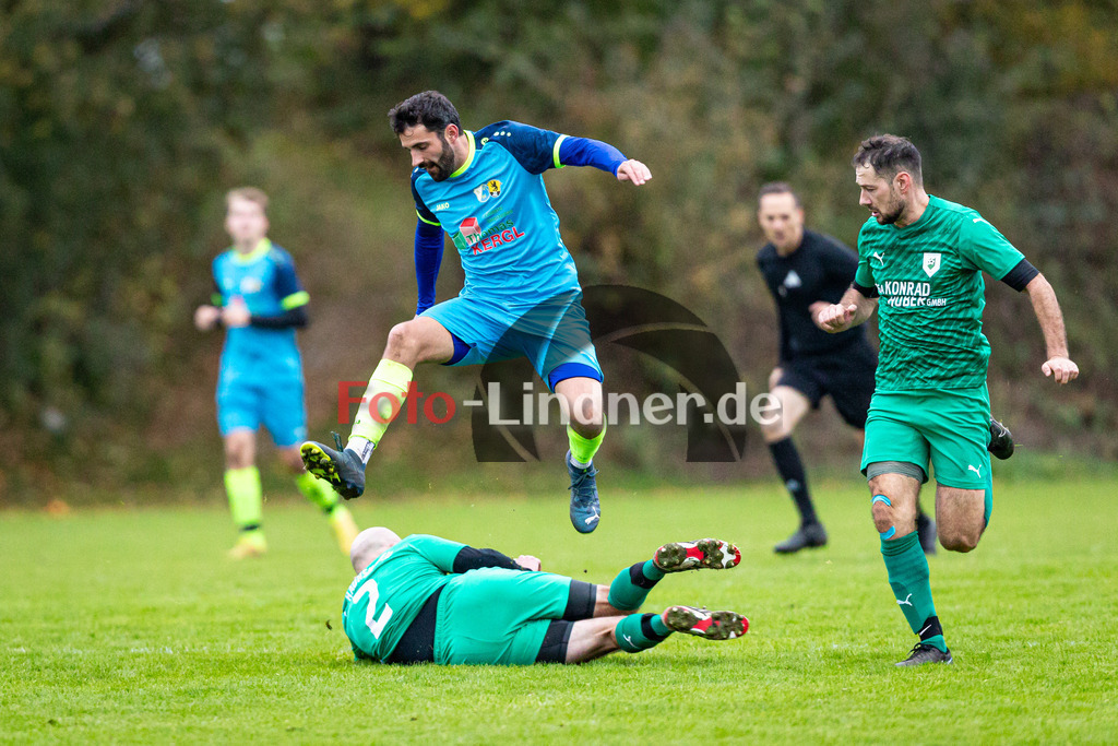 SG Wielenbach/Pähl gegen SV Haunshofen | Fußball Kreisklasse Herren Oberbayern Zugspitze Gruppe 3, SG Wielenbach/Pähl gegen SV Haunshofen, 20241103,Im letzten Moment Andreas FERG (SV Haunshofen 2),2024-11-03 in Pähl (Sportplatz Pähl), Lino MISSEL (SG Wielenbach/Pähl 9), Andreas FERG (SV Haunshofen 2), Tim FREIWALD (SV Haunshofen 22)Copyright: WolfgangxLindner www.foto-lindner.de