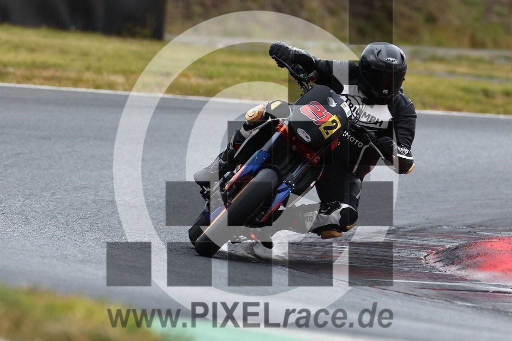 0212-20240916_01538 | Schöne Erinnerungen an spannende Momente - das festzuhalten ist unser Job. PIXELrace.de ist seit 2003 auf den Rennstrecken Europas unterwegs um die Action draußen beim Fahren und die wunderbare Stimmung imm Fahrerlager für euch einzufangen.