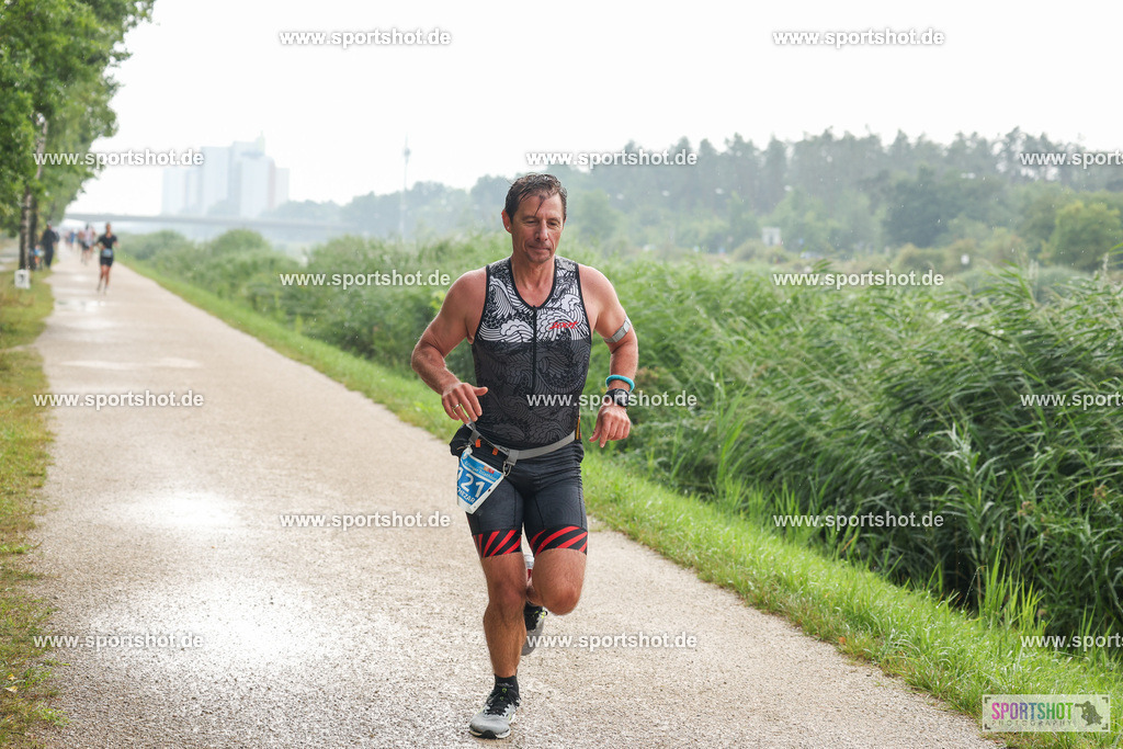 LUR_1131 | 34. M-net Erlanger Triathlon 2025 #erlangertriathlon  #mnettriathlon2025 #mnettriathlon #team #olympischedistanz #mitteldistanz #triathlon #maindonaukanal  #erlangertriathlon2025 #yourpictrs #tv1848 #tv1848erlangen  #triathlonbayern #sportinerlangen #demsportverbunden #sportshot_your_pictrs Copyright: www.sportshot.de
