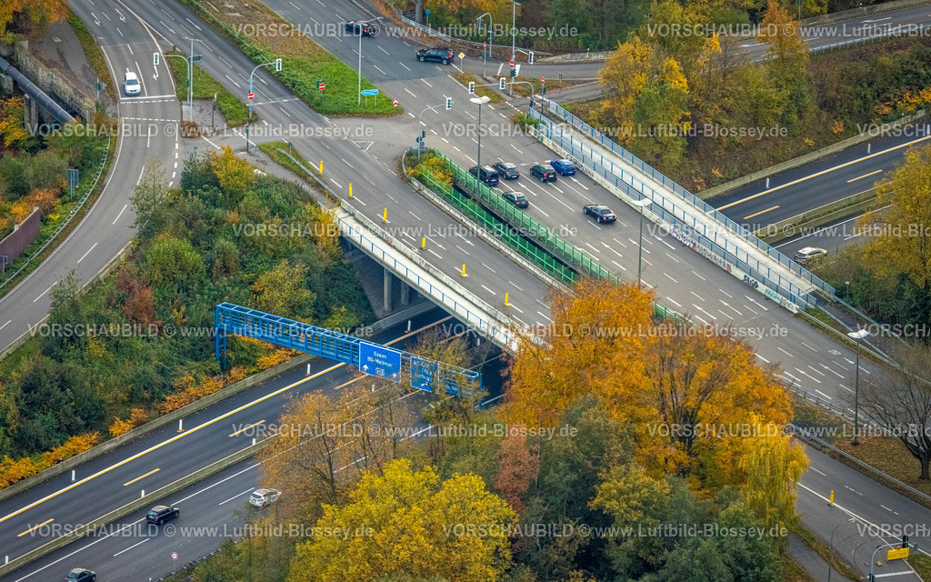 Bochum231102465 | Luftbild, Straßenverkehr Markierungsarbeiten auf der Autobahn A448 und Brücke der Königsallee mit herbstlichen Laubbäumen, Wiemelhausen, Bochum, Ruhrgebiet, Nordrhein-Westfalen, Deutschland