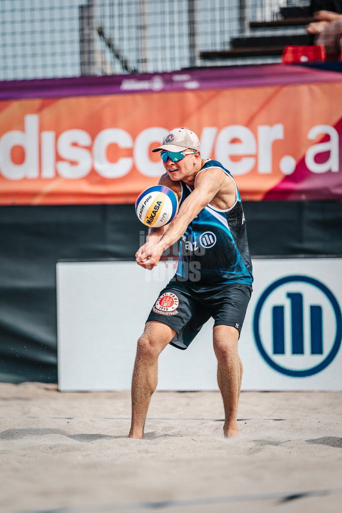 Beachvolleyball | Männer | Allianz German Beach Tour 2024 | Tourstop Kühlungsborn 2 | 15.08.2024 | Leo Hauschild bei der Annahme