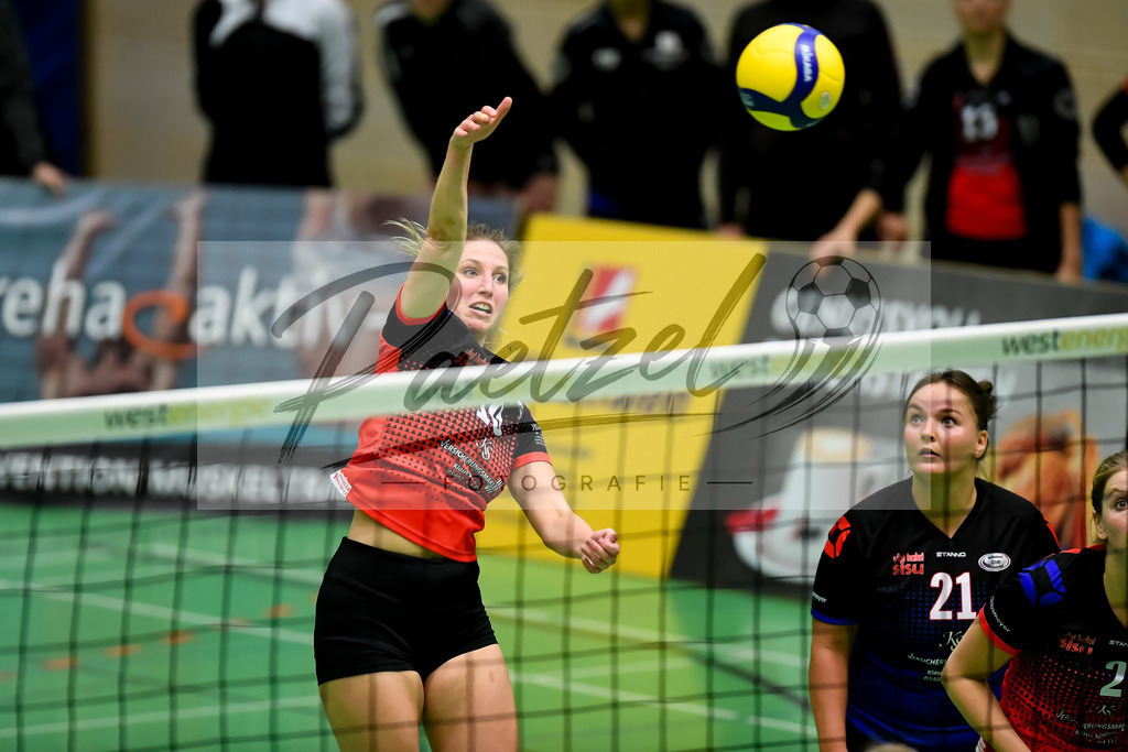 VCOBWA20211106_095 | Volleyball, Frauen:   bei dem Spiel der 3. Liga West zwischen VC Osnabrueck und SV BW Aasee in der Schlosswallhalle am 06.11.2021 in Osnabrueck, Deutschland. - Realisiert mit Pictrs.com