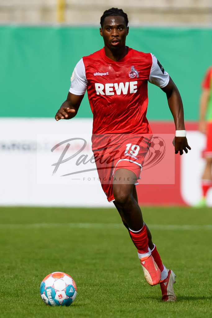 JENKOE20210808_260 | Fussball, Herren: Kingsley Ehizibue (1. FC Koeln) in Aktion, am Ball, Einzelaktion beim Spiel der 1. Runde im DFB-Pokal zwischen FC Carl Zeiss Jena und 1. FC Koeln im Ernst-Abbe-Sportfeld am 08.08.2021 in Jena, Deutschland.DFB / DFL REGULATIONS PROHIBIT ANY USE OF PHOTOGRAPHS AS IMAGE SEQUENCES AND/OR QUASI-VIDEO. - Realisiert mit Pictrs.com