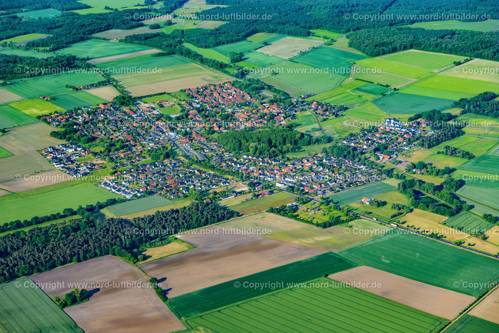 Rötgesbüttel_ELS_3798050623 | RöTGESBüTTEL 05.06.2023 Landwirtschaftliche Nutzflächen und Feldgrenzen " Rötgesbüttel " umsäumen das Siedlungsgebiet des Dorfes an der Straße B4 in Rötgesbüttel im Bundesland Niedersachsen, Deutschland. // Agricultural land and field boundaries surround the settlement area of the village " Roetgesbuettel " on street B4 in Roetgesbuettel in the state Lower Saxony, Germany. Foto: Martin Elsen