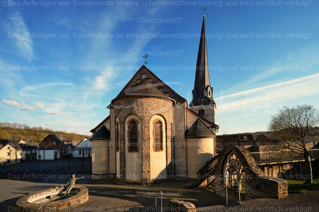 Der schiefe (Kirch)Turm von Kaisersesch | Die St. Pankratiuskirche mit dem schiefen Kirchturm und dem Depeschenreiterbrunnen im Abendlicht - Realisiert mit Pictrs.com