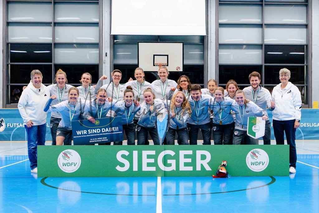 Frauen Futsal-Regionalliga West, Saison 2025/26, 6. Spieltag: SC Preußen Münster - Futsal Panthers Köln | Münster, 28.02.2026: Frauen Futsal-Regionalliga West, 6. Spieltag, Die Futsalerinnen des SC Preußen Münster nehmen den Pokal zum Sieg der Meisterschaft in empfang. Staffelleiterin Larissa Struck (links) und Vorsitzende des Frauenfußballausschusses Marianne Finke-Holtz (rechts) gratulieren herzlich.  Foto: sportfotografie.ms | Markus Paletta - Realisiert mit Pictrs.com