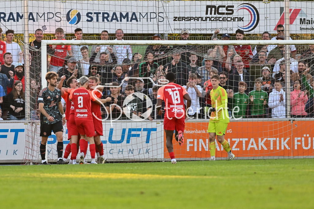 SpVgg Hankofen-Hailing - FC Bayern Amateure | Jubel der Hausherren nach dem Treffer zum 2-0 durch Tobias LERMER (Spvgg #22) / Freude / Happy / Tor / Torschuetze / Regionalliga Bayern: SpVgg Hankofen-Hailing - FC Bayern München II, Maierhofer-Bau Stadion am 20.09.2024
