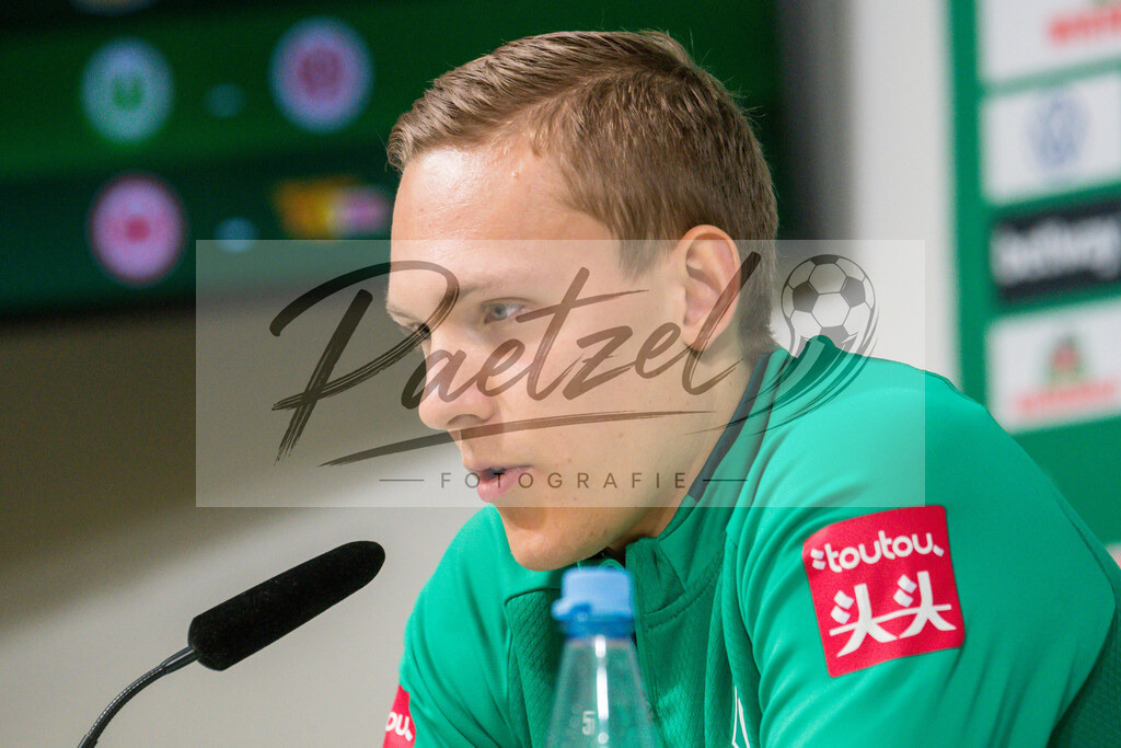 20200218_PKWEBR_0003 | Fussball, Herren: Ludwig Augustinsson (SV Werder Bremen) schaut waehrend der Pressekonferenz des SV Werder Bremen im Presseraum des wohninvest Weserstadion am 18.02.2020 in Osnabrueck, Deutschland. - Realisiert mit Pictrs.com