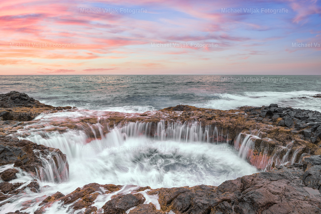El Bufadero auf Gran Canaria | El Bufadero auf Gran Canaria ist eine beeindruckende Küstenformation, die durch die Kraft des Atlantiks geformt wurde. Bei Flut presst das Meerwasser mit enormer Energie durch unterirdische Höhlen und tritt mit großer Wucht aus der Felsöffnung hervor. Dieses dynamische Naturschauspiel veranschaulicht die Wechselwirkung zwischen Wasser und Stein, die über lange Zeiträume die Landschaft prägt. - Realisiert mit Pictrs.com