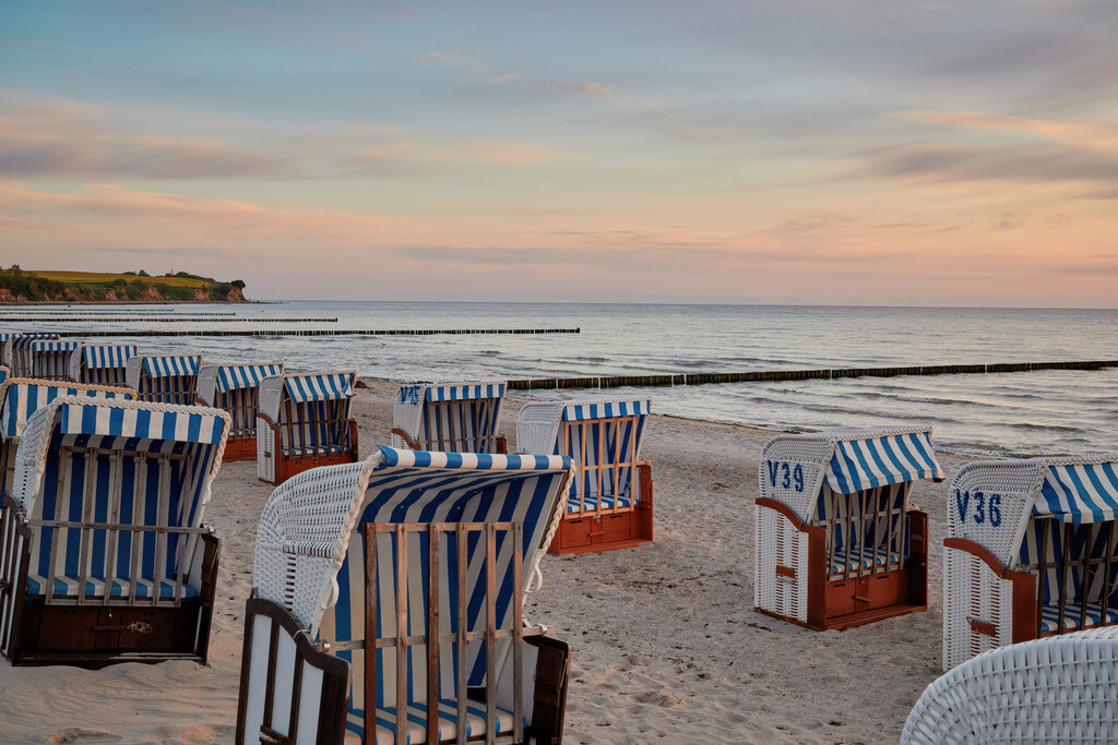 CS-240508-4430-1 | Strandkörbe im Sonnenaufgang in Boltenhagen
