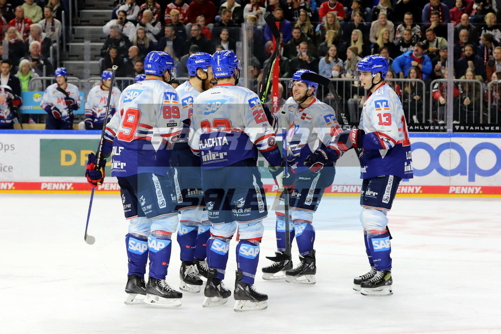 Adler Mannheim jubeln | Adler Mannheim jubeln - Realisiert mit Pictrs.com