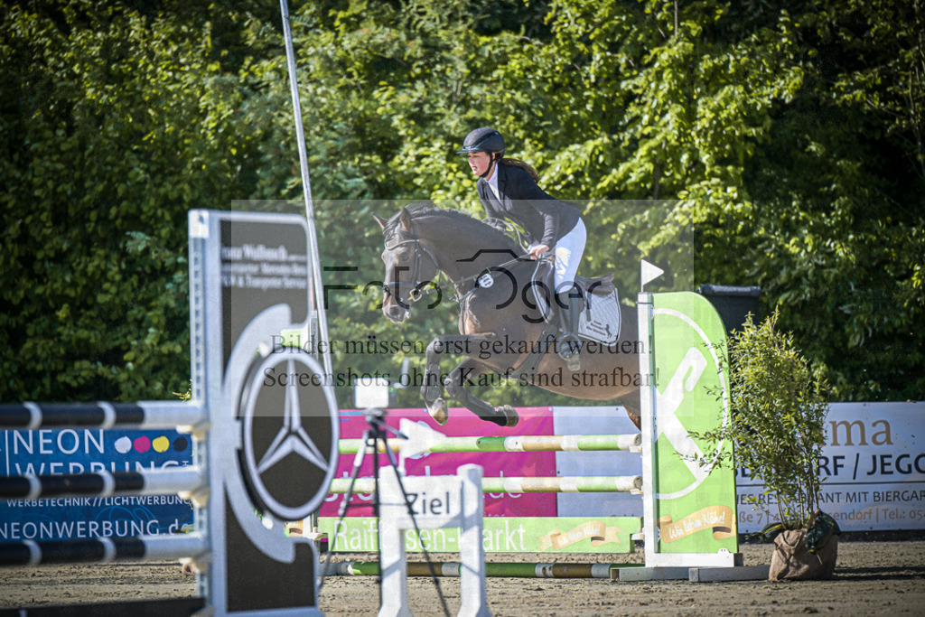 DOS_7665 | Entdecke hochwertige Reitturnierfotos von Foto Oger. Professionell, emotional und authentisch – jetzt Lieblingsmomente im Shop bestellen. - Realisiert mit Pictrs.com