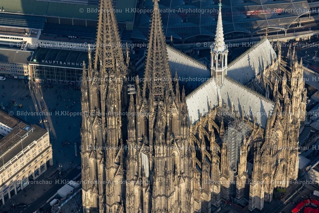 Luftbilder Köln-7843 | UNESCO- Weltkulturerbe Kirchengebäude " Kölner Dom " im Altstadt- Zentrum der Innenstadt im Ortsteil Innenstadt in Köln im Bundesland Nordrhein-Westfalen - NRW, Deutschland. - Realisiert mit Pictrs.com