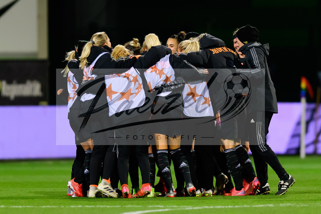 WOBJUV20211118_078 | Fussball, Frauen: . Spielerinnen von Juventus FC Schlussjubel, jubelt nach dem 0:2 Sieg bei dem Spiel der UEFA Women´s Champions League zwischen VfL Wolfsburg und Juventus Turin im AOK-Stadion am 18.11.2021 in Wolfsburg, Deutschland. - Realisiert mit Pictrs.com