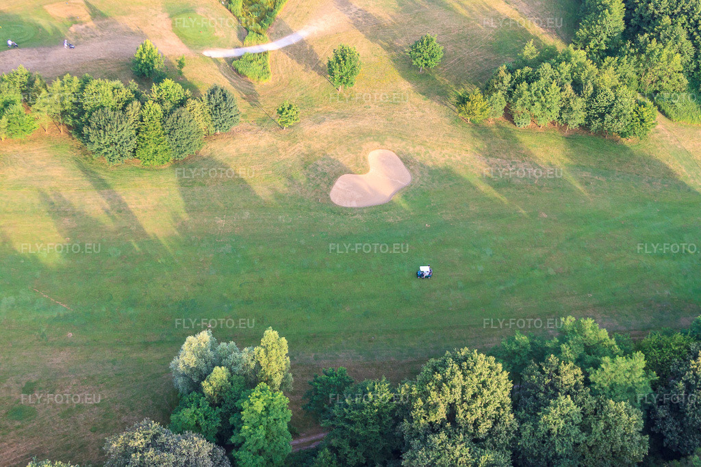 Vue aérienne: Étangs et greens du club de golf de Baden-Baden Soufflenheim à Soufflenheim dans le département Bas Rhin, France – .Photo: IMG_30527.jpg prise le 09/07/2010 par Werner Riehm/FLY-FOTO.eu – Résolution de l'original: 4752 x 3168 px
