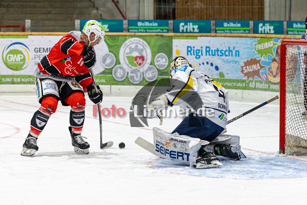 TSV Peißenberg Miners vs ERV Schweinfurt | Eishockey Bayernliga 2023/2024, TSV Peißenberg Miners vs ERV Schweinfurt, 20240114,
Torchance Lukas ARTUS (Miners 14),
2024-01-14 in Peißenberg (Eisstadion)
14 Lukas ARTUS (Miners 14), 40 Leon PÖHLMANN (Mighty Dogs Goalie 40)
Copyright: WolfgangxLindner foto-lindner.de