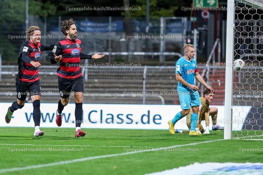 FCVK16092501200 | 16.09.2025, Fußball, FC Viktoria Köln – TSG 1899 Hoffenheim II, 3.Liga, Sportpark Höhenberg, Saison 2025 2026: Torjubel nach dem Tor zum 2:1 Elfmeter durch Torschütze Lex-Tyger Lobinger (Viktoria Koeln #09)  zusammen mit  Tobias Eisenhuth (Viktoria Koeln #06) und Benjamin Zank (Viktoria Koeln #23) DFB regulations prohibit any use of photographs as image sequences and or quasi-video.