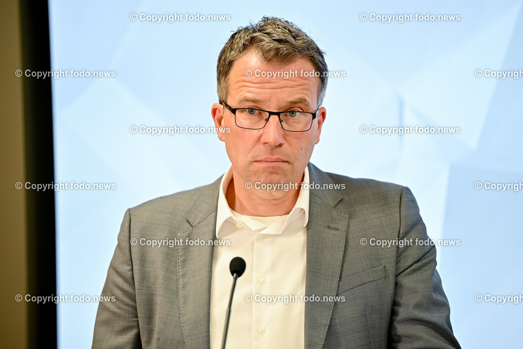 Pressekonferenz WKO Oberoesterreich_ Ooe._ Now4Tomorrow_ 03.07.2024-13 | 03.07.2024, Linz, AUT, Pressekonferenz WKO Oberoesterreich, Ooe., Now4Tomorrow - Wir muessen die Zukunft jetzt gestalten, im Bild Johannes Kopf, Vorstandsvorsitzender AMS Oesterreich)