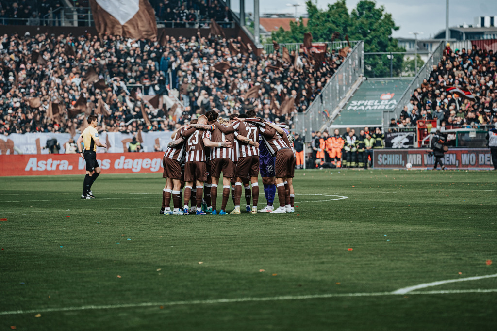 FCSP_YD-01641 | Der offizielle Shop für FC St. Pauli Fotos. Wähle aus Spielszenen & Fanmomenten dein FCSP Wunschformat. Wir liefern Millerntor-Atmosphäre.