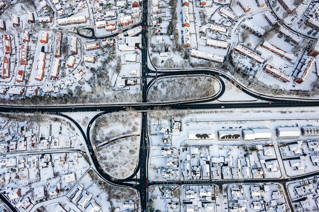 Stade_Abfahrt_B73_Harsefelderstrasse_Winter_Schnee_ELS_2717050126 | STADE 05.01.2026 Winterliches Senkrecht- Luftbild aus der Satelliten- Perspektive vom Streckenführung und Fahrspuren im Verlauf der Fernstraße Abfahrt der Bundesstraße B" Harsefelderstraße " an der Harsefelder Straße in Stade im Bundesland Niedersachsen, Deutschland. // Vertical aerial view from the satellite perspective of the routing and traffic lanes during the exit federal highway B" Harsefelderstrasse " on street Harsefelder Strasse in Stade in the state Lower Saxony, Germany. Foto: Martin Elsen