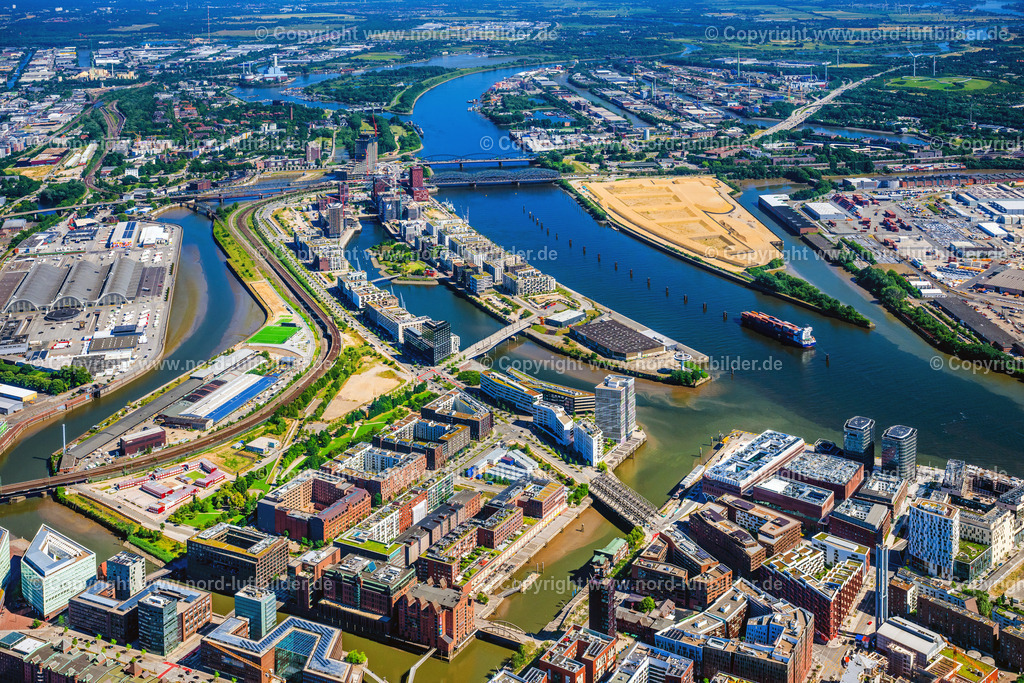 Hamburg_Oberhafen_Baakenhafen_Hafencity_ELS_8625010725 | HAMBURG 16.06.2025 Stadtansicht des Innenstadtbereiches der Hafencity am Ufer der Elbe an der Oberhafentunnel, Versmannstraße in Hamburg, Deutschland. Weiterführende Informationen bei: HafenCity Hamburg GmbH. // City view on down town der Hafencity on Ufer of Elbe on street Oberhafentunnel, Versmannstrasse in Hamburg, Germany. Further information at: HafenCity Hamburg GmbH. Foto: Martin Elsen