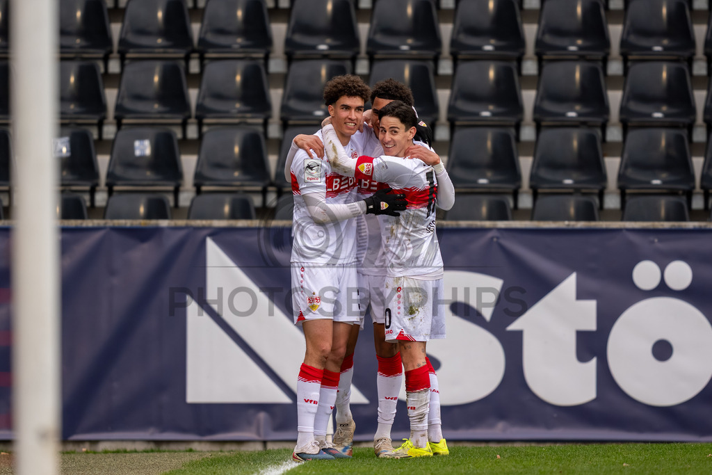 VfB Stuttgart II vs. TSG Hoffenheim II, Fussball, 3. Liga, 26. Spieltag, 15.03.2026 | Kenny Fressle (VfB Stuttgart II, #19), Noah Darvich (VfB Stuttgart II, #31) und Nicolas Sessa (VfB Stuttgart II, #10),VfB Stuttgart II vs. TSG Hoffenheim II, Fussball, 3. Liga, 26. Spieltag, 15.03.2026Foto: photosbyphips/Philip Ziegler