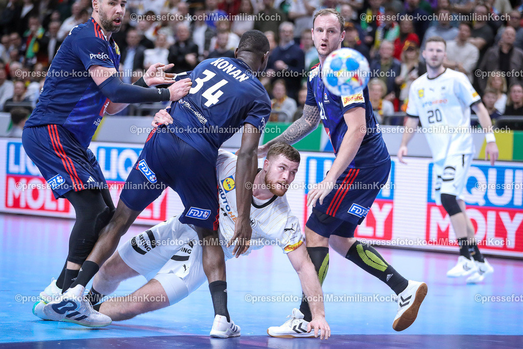 EHFEURO16012402069 | 16.01.2024, EHF EURO 2024, Männer Europameisterschaft Handball, Mercedes-Benz-Arena in Berlin, Deutschland - Frankreich: Johannes Golla (Deutschland) hat es gegen die Französische Abwehr schwer.