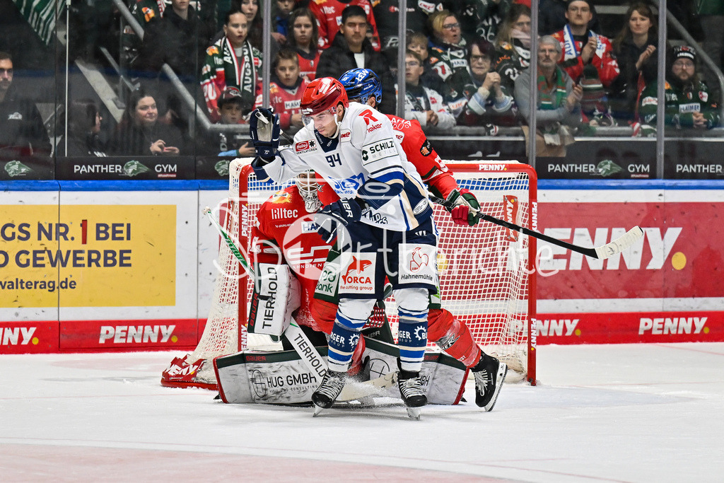 Augsburger Panther - Schwenninger Wild Wings | AUGSBURG, DEUTSCHLAND - 2. NOVEMBER:  Ryan BUTTON (Augsburger Panther 55) und Phil HUNGERECKER (Schwenninger Wild Wings 94) vor Michael GARTEIG (Augsburger Panther 34 beim Ligaspiel zwischen den Augsburger Panthern und den Schwenninger Wild Wings am 17. Spieltag der Penny DEL im Curt Frenzel Stadion am 02.11.2025
