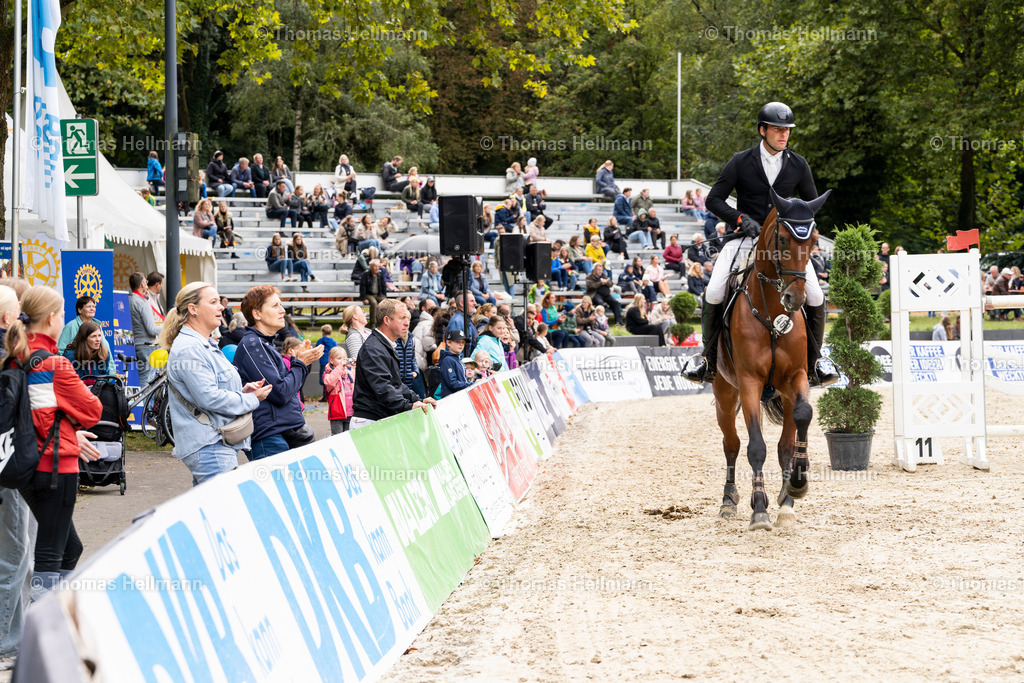 OWL.Ch.2024_Publikum-02274 | Der professionelle Turnierfotograf ✓ Reitsport Bilder ▷ Shop ✚ günstig & schnell ✚ mit Zugang für Redakteure