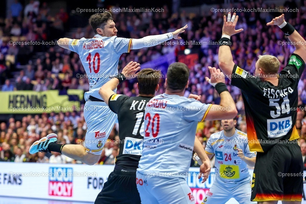 EHF19012602031 | 19.01.2026, Handball, Men's EHF EURO 2026, Deutschland - Spanien, Jyske Bank Boxen in Herning, Dänemark, Preliminary Round:  Alex Dujshebaev Dovichebaeva (Espania #10) wirft über  Julian Köster (Germany #18)  Justus Fischer (Germany #54) aufs Tor 