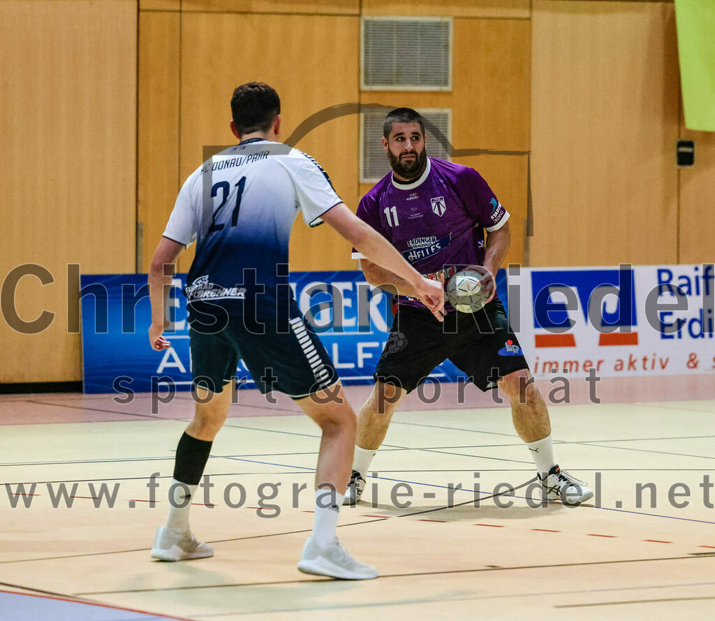 2023-11-11_048_SpVgg_Altenerding_gegen_HC_Donau-Paar | Erding, Deutschland, 11.11.2023:
Handball, Bezirksoberliga Männer 2023 / 2024, 7. Spieltag, SpVgg Altenerding gegen HC Donau/Paar, Endergebnis: 44:32

Korbinian Geis (HC Donau/Paar, #21), Christian Loris (SpVgg Altenerding, #11)

Foto: Christian Riedel / fotografie-riedel.net