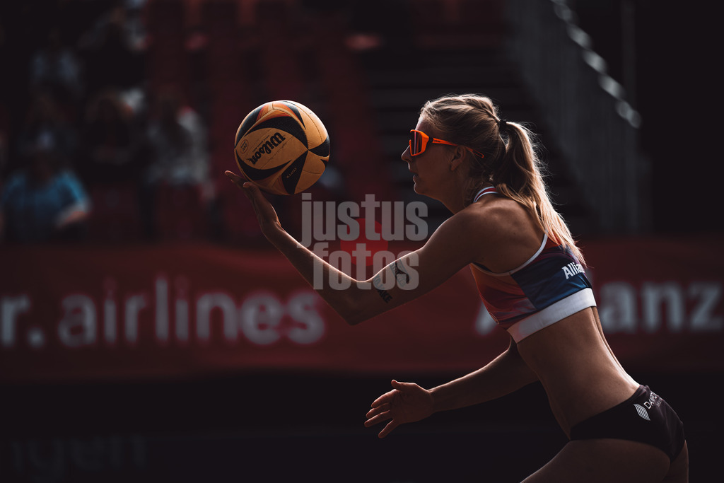 Beachvolleyball | Frauen | Allianz German Beach Tour 2025 | Tourstop München | 11.07.2025 | Nele Barber beim Aufschlag