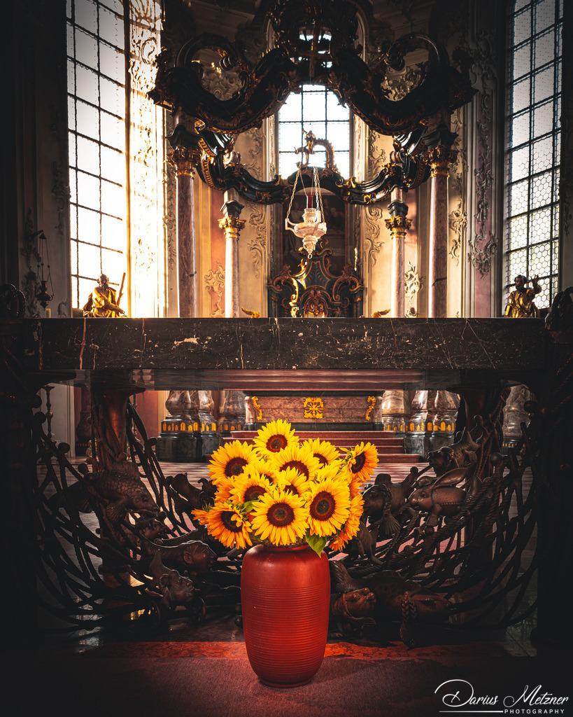 St. Peter in Mainz | Die St. Peter Kirche in Mainz am Rhein. Aufgebaut, abgerissen, versetzt. Die Historie der Pfarrkirche St. Peter mit den Zwiebelturmzwillingen ist bewegt. Sie ist eine der ältesten Kirchen von Mainz und wurde 1989 nach mehr als zehnjähriger Restaurierung für die Gemeinde wieder eröffnet.