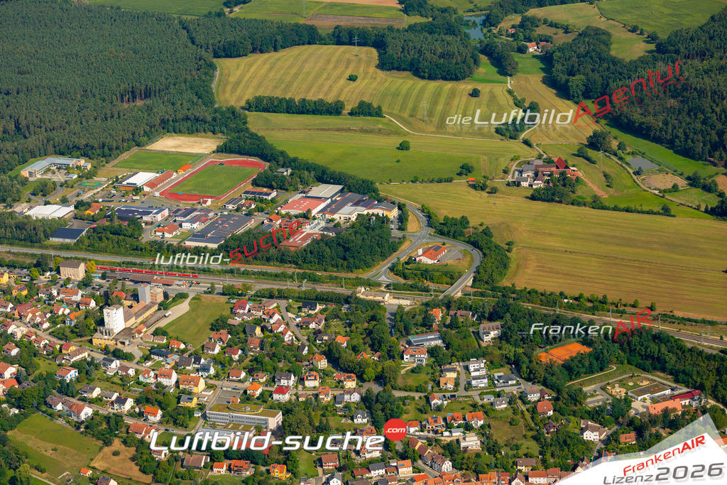 Das Luftbild zeigt :  Emskirchen - Die Luftaufnahme wurde 2024 vom UL-Flugzeug aus erstellt ( keine Drohne ) - Hochauflösende Luftaufnahme - Für grossformatige Ausdrucke geeignet. Die Geschenkidee !Mit Lizenz und Bildrechte bestellbar