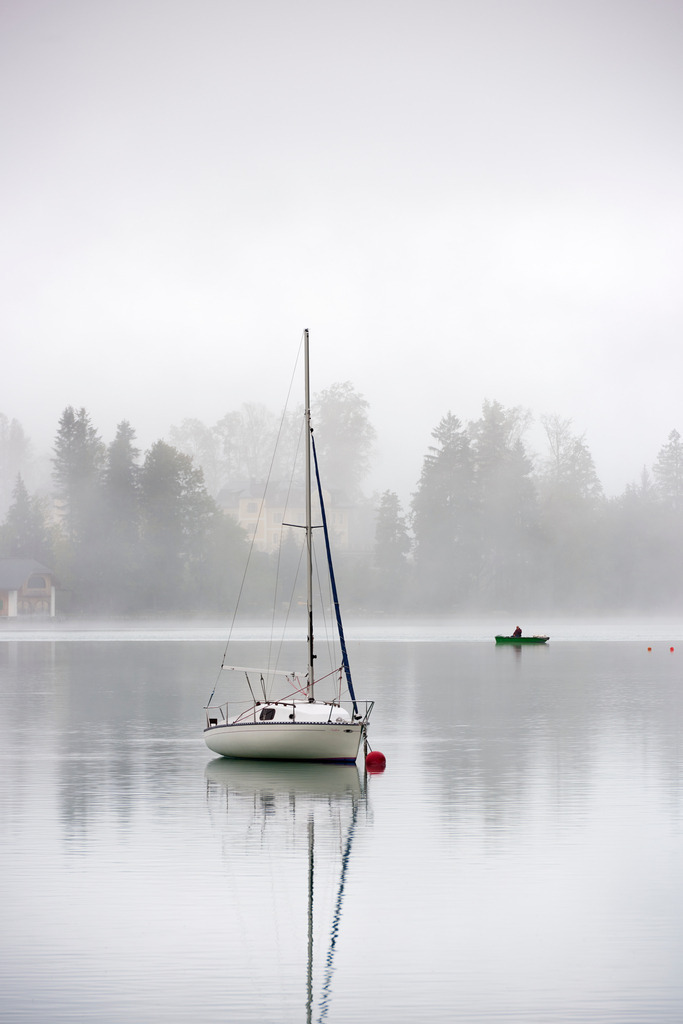 Segelboot und Fischerbbot im Nebel | Strobl,  Austria - September 19, 2018: Ein Segelboot und ein Fischerbbot im Nebel. - Realisiert mit Pictrs.com