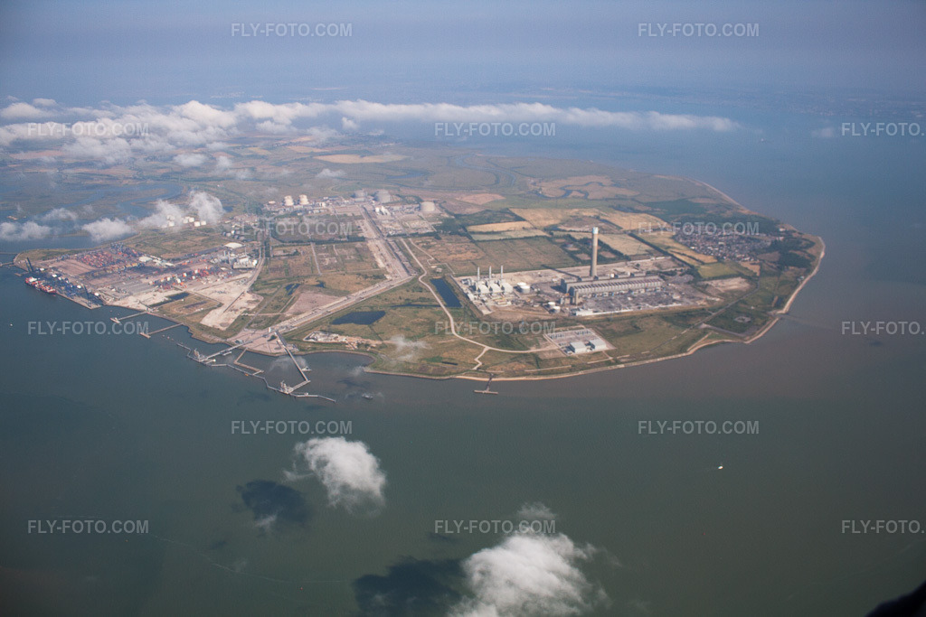 Aerial view: Refinery facilities and pipeline systems on the premises of the Aviation Bitumen Terminal of the mineral oil producer BP on the Isle of Grain in the district Wallend in Rochester in the state England, Great Britain.Photo: IMG_58628.jpg taken on 07/18/2013 by Werner Riehm/FLY-FOTO.comResolution of the original: 4752 x 3168 px