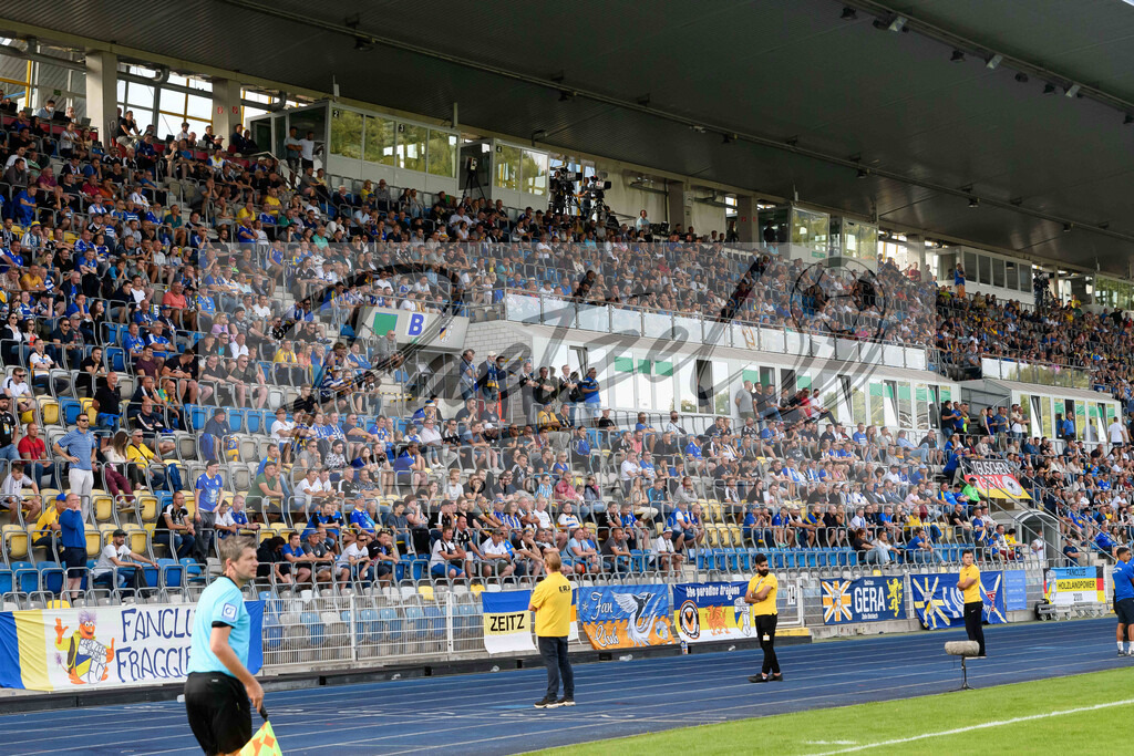 JENKOE20210808_055 | Fussball, Herren: . Innenansicht vom Ernst-Abbe-Sportfeld beim Spiel der 1. Runde im DFB-Pokal zwischen FC Carl Zeiss Jena und 1. FC Koeln im Ernst-Abbe-Sportfeld am 08.08.2021 in Jena, Deutschland.DFB / DFL REGULATIONS PROHIBIT ANY USE OF PHOTOGRAPHS AS IMAGE SEQUENCES AND/OR QUASI-VIDEO. - Realisiert mit Pictrs.com