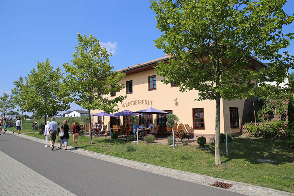 Foto: Leipzig - Markkleeberger See - Weinbeisserei Restaurant Vinothek | Das Team hinter BILDLEXIKON LEIPZIG bündelt historische wie aktuelle Informationen über die Stadt Leipzig in Text und Bild auf einer Plattform und stellt diese der interessierten Öffentlichkeit zur Verfügung.