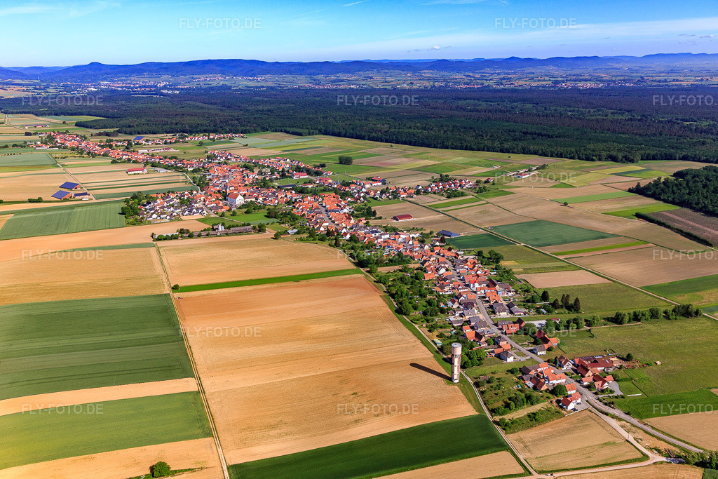 Luftbild: Ortsansicht von Südosten in Schleithal im Bundesland Bas-Rhin in Frankreich. – Foto: IMG_131734.jpg vom 22.05.2022 durch Werner Riehm/FLY-FOTO.de – Auflösung des Originals: 5472 x 3648 px