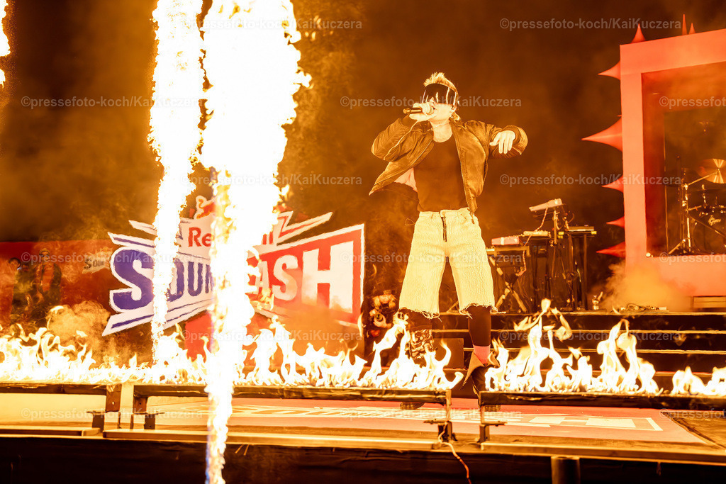 KKU13122401014 | 13.12.2024, xkkux, Düsseldorf, Red Bull Soundclash, PSD Bank Dome, Konzert von Ski Aggu und 01099 gegen Summer Cem und KC Rebell, Im Bild Feuershow Performance von Ski Aggu 