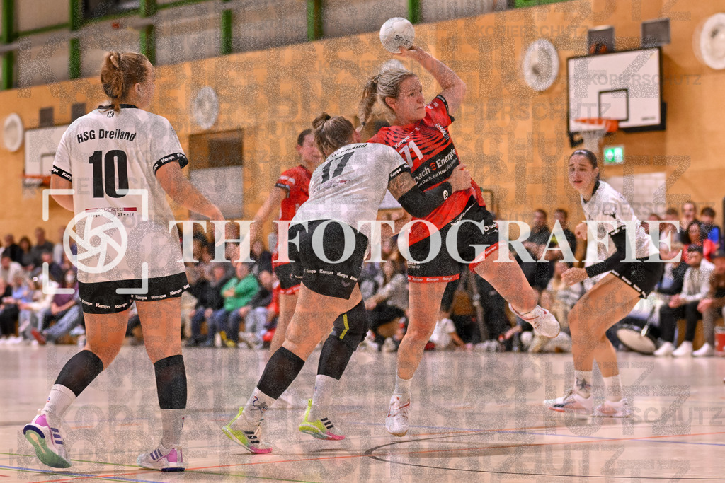 GER, SG Maulburg/Steinen - HSG Dreiland, Frauen-Handball, Oberliga Suedbaden, 3. Spieltag, Saison 2024/2025, 12.10.2024 | Sabrina Gruber (SG Maulburg/Steinen, #71) im Duell mit Jana Darius (HSG Dreiland, #17). Im Bild links Tina Wollschlaeger (HSG Dreiland, #10)GER, SG Maulburg/Steinen - HSG Dreiland, Frauen-Handball, Oberliga Suedbaden, 3. Spieltag, Saison 2024/2025, 12.10.2024Foto: TH Fotografie/Thomas Hess