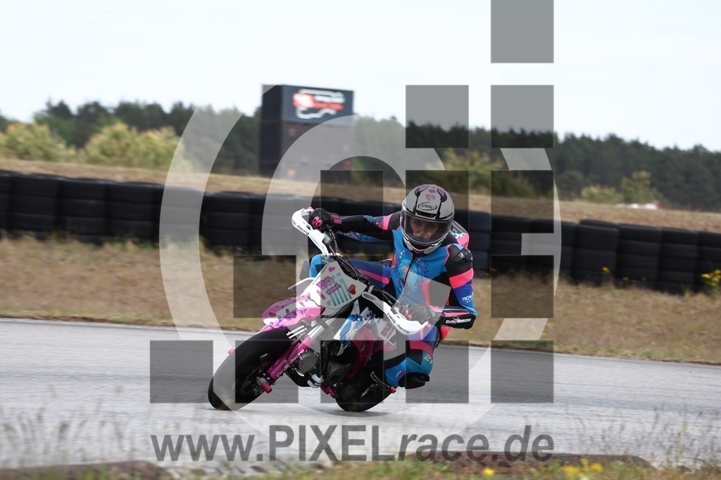0028-PXR39908 | Schöne Erinnerungen an spannende Momente - das festzuhalten ist unser Job. PIXELrace.de ist seit 2003 auf den Rennstrecken Europas unterwegs um die Action draußen beim Fahren und die wunderbare Stimmung imm Fahrerlager für euch einzufangen.