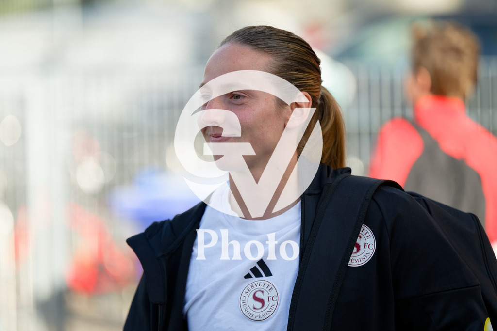 DZ8_6572_c | Switzerland: AXA Womens Super League 2025/26, Servette FC Chenois Feminin vs FC Aarau Frauen - Stade des Trois-Chene, Chene-Bourge: Players of Servette FC Chenois Feminin arrive at the stadium