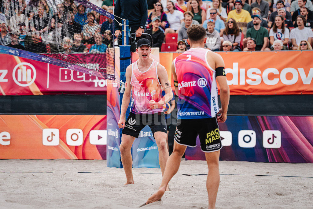Beachvolleyball | Männer | Allianz German Beach Tour 2024 | Tourstop Kühlungsborn 2 | 17.08.2024 | links Philipp Huster jubelt Richtung rechts Jonas Sagstetter