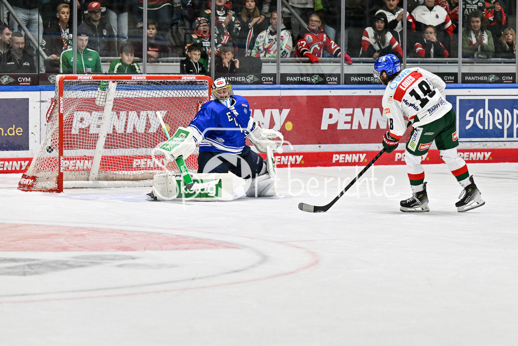 Augsburger Panther - EC VSV | Anthony LOUIS (Augsburger Panther #18) trifft mit seinem Penalty gegen Jean-Philippe LAMOUREUX (EC VSV #1)